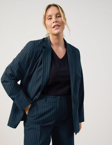 Figurumspielender Blazer mit feinen Nadelstreifen