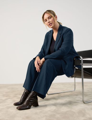 Figurumspielender Blazer mit feinen Nadelstreifen