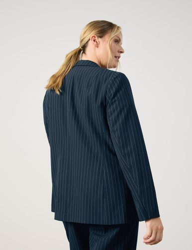 Figurumspielender Blazer mit feinen Nadelstreifen