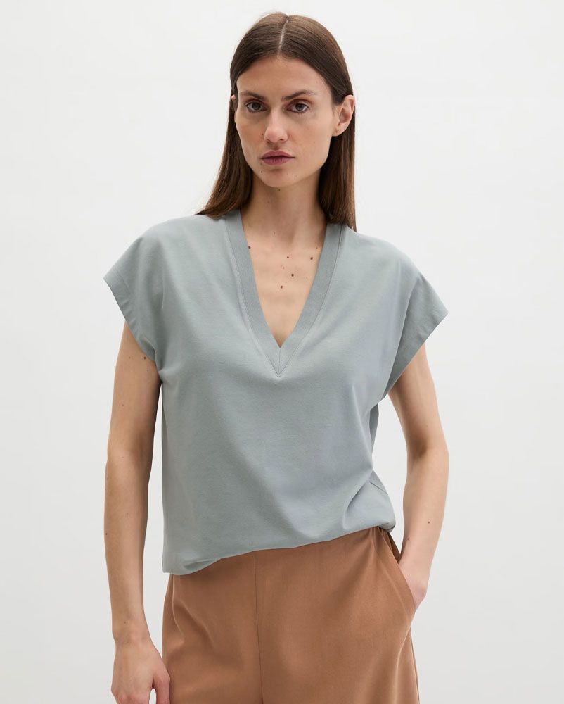 Basic T-Shirt mit femininem V-Ausschnitt