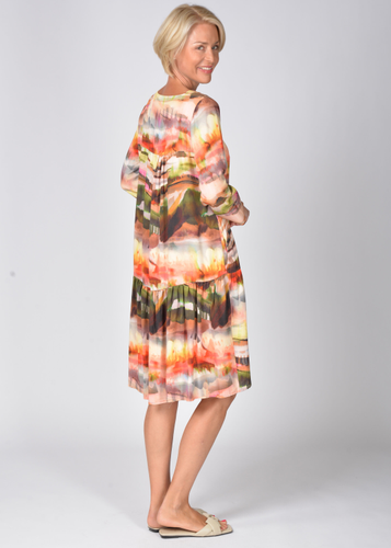 IN LINEA Kleid mit V-Ausschnitt und Stufen im Allover Druck