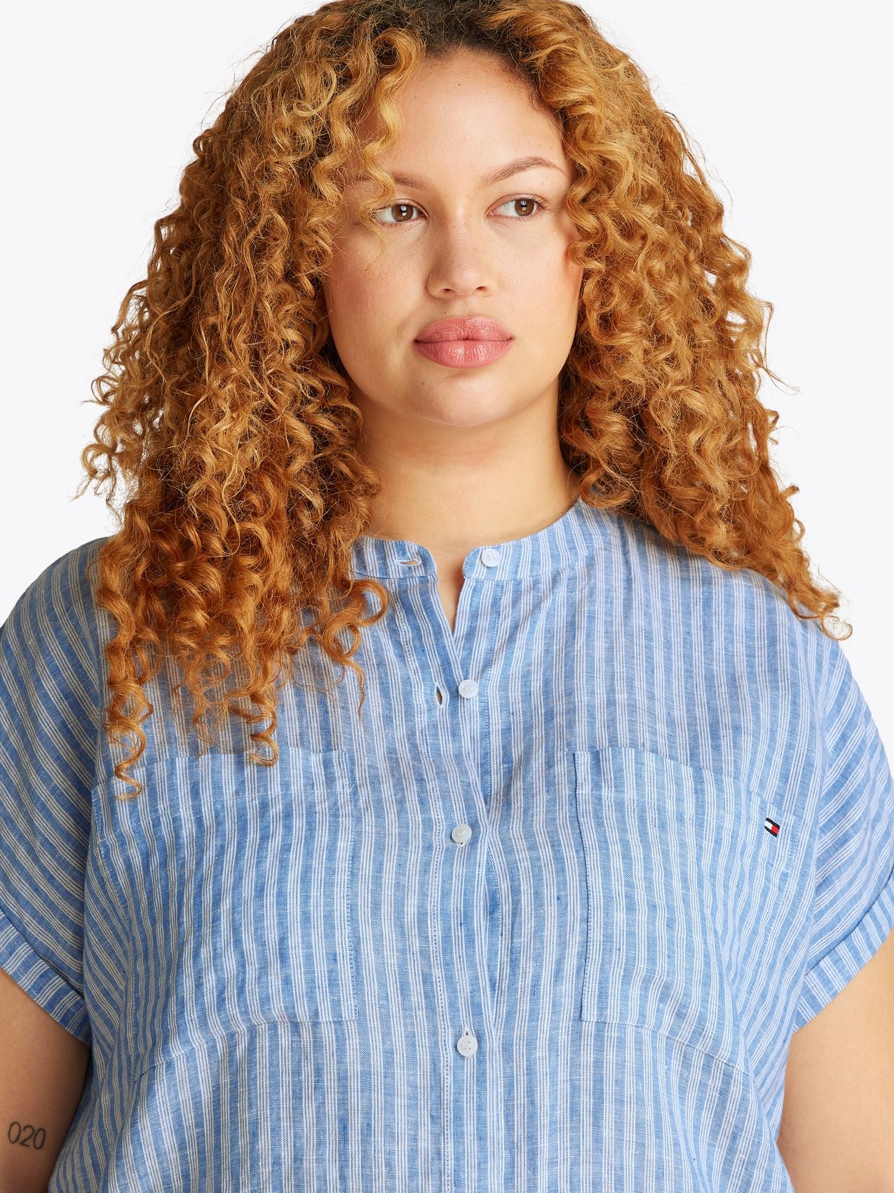 TOMMY HILFIGER CRV ESS LI COLLARLESS S/S BLOUSE