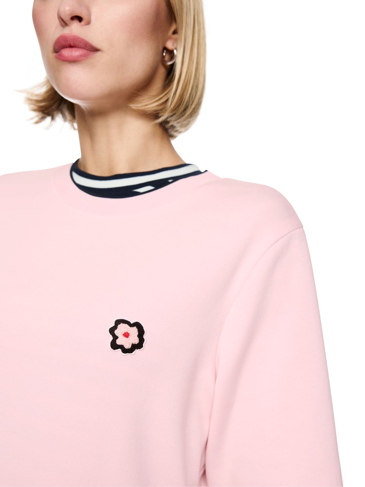 Kurzarm-Shirt mit Blumenpatch