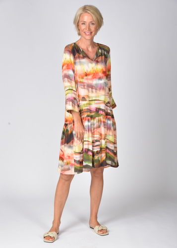 IN LINEA Kleid mit V-Ausschnitt und Stufen im Allover Druck Default Title